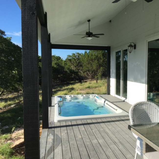 hot tub in patio 650 x 650